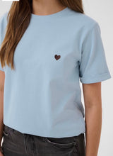 Load image into Gallery viewer, KAFFE Kaheart T-Shirt - Blue Fog
