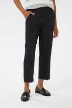 Load image into Gallery viewer, Kasakura Cropped Trousers - Black
