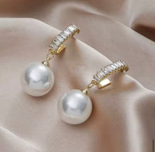 Load image into Gallery viewer, Large Imitation Pearl Glam Earrings
