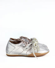 Load image into Gallery viewer, Meline Eva Bow Trainer - Silver
