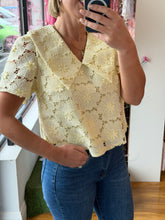 Load image into Gallery viewer, Crochet Top With Collar - Lemon
