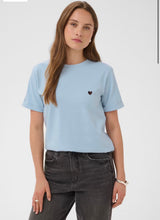 Load image into Gallery viewer, KAFFE Kaheart T-Shirt - Blue Fog
