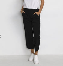 Load image into Gallery viewer, Kasakura Cropped Trousers - Black
