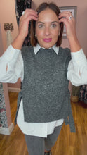 Load and play video in Gallery viewer, InWear Prisca Chunky Knit - Hot Lips
